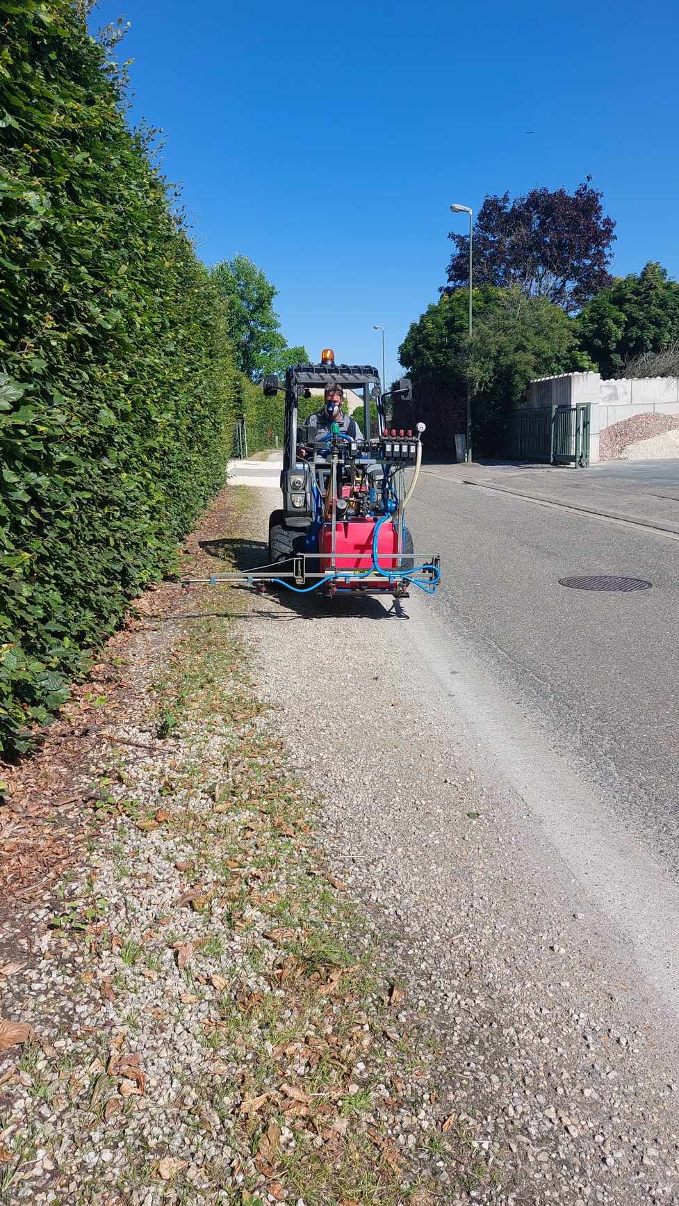 Een man rijdt in een vrachtwagen op de weg